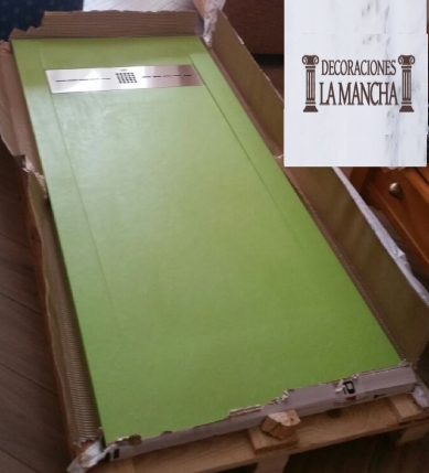 Plato ducha Gneis, en colo Verde Fun de silestone.
