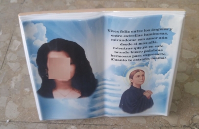 LIBRO PARA PANTEÓN DE CERÁMICA MODELO PAPIRO TERRENO CON PIE TRASERO