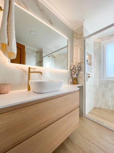 El espejo Boston de Ledimex, con marco acrílico iluminado, el perfecto aliado, para este baño contemporáneo y cálido.