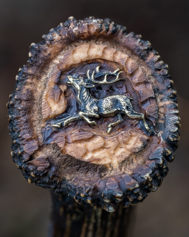 cuchillo de lujo para coleccionistas

cuchillo con hoja de acero MOVA

cuchillo caza con remate

cuchillo espiga con mango de asta

cuchillo tallado con escena de jabalí

cuchillo artesanal bajo pedido

cuchillo exclusivo de caza