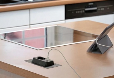 soluciones eléctricas para cocina premium

accesorios premium para cocina

enchufe para isla de cocina

enchufe integrado para mobiliario

enchufe discreto para encimera

enchufe de superficie enrasada

enchufe moderno para cocina

enchufe de encastre negro mate

SPIN Cucine Oggi